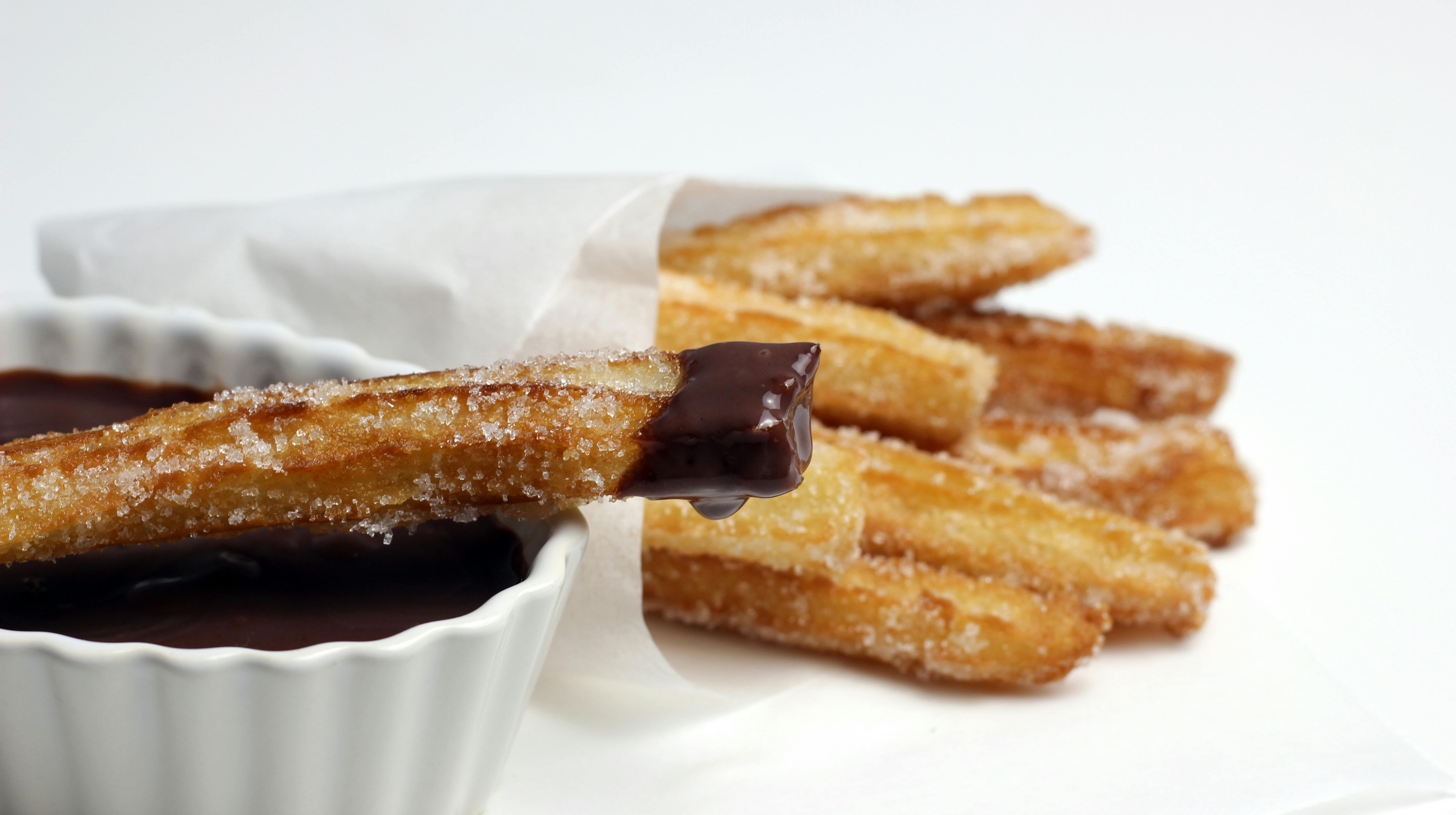 Churros s čokoládou — skořicové churros s oaxackou čokoládovou omáčkou